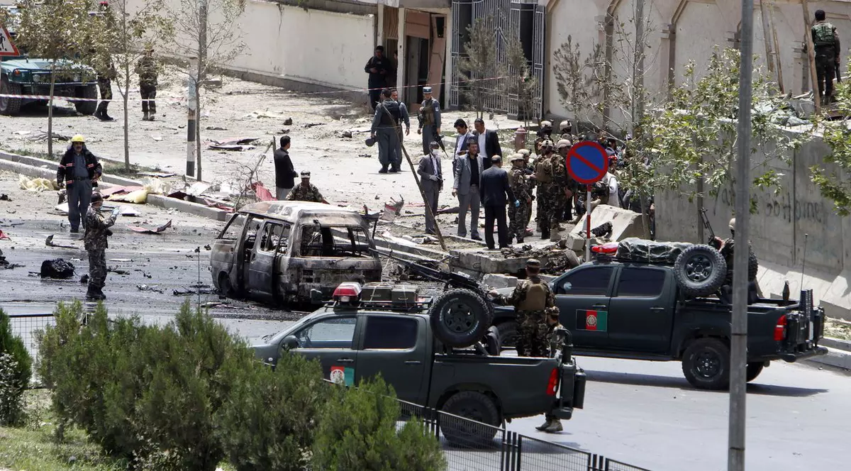 EXPLOZIE PUTERNICĂ la clădirea Parlamentului din Afganistan. TALIBANII şi-au asumat atacul