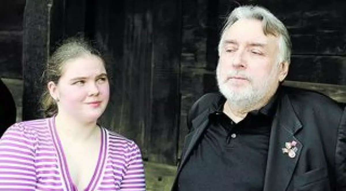 S-a izolat de toată lumea după moartea tatălui ei, iar acum a plecat din țară! Fiica lui Adrian Păunescu este de nerecunoscut