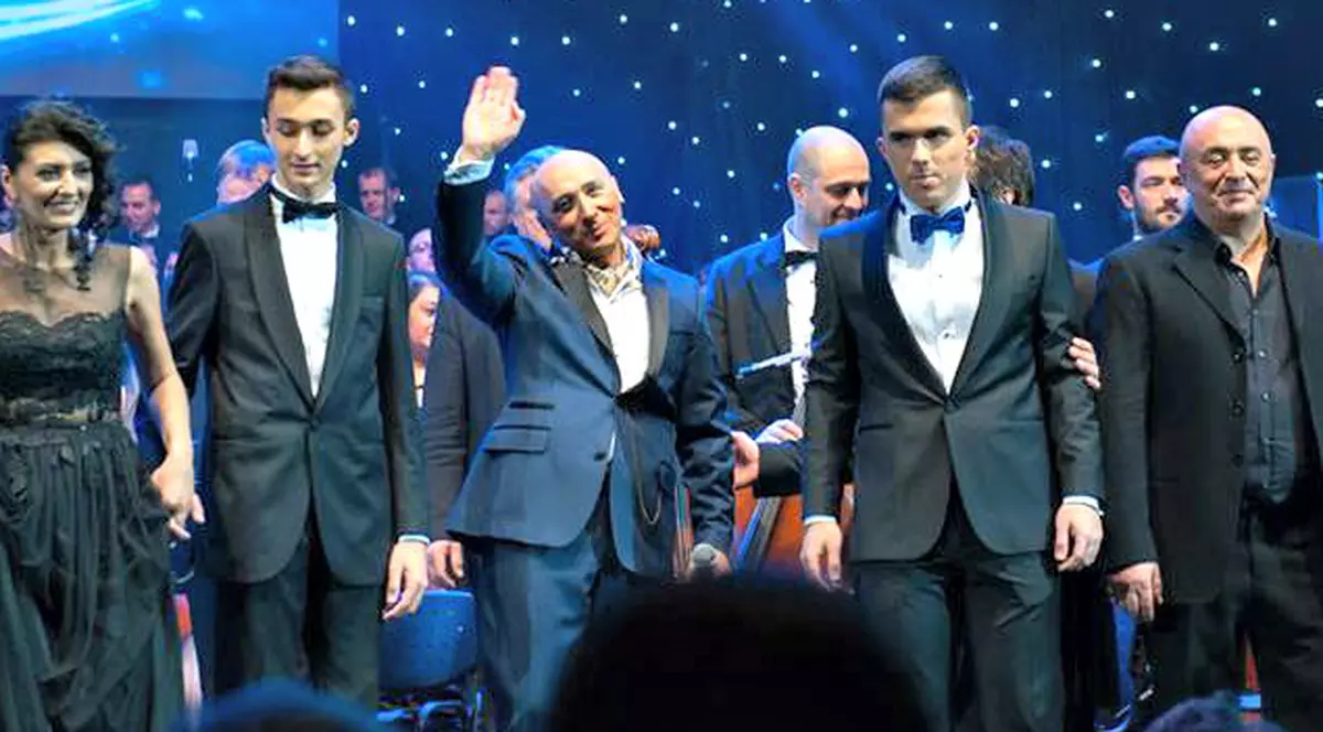 Mai ceva ca-n  Kelly Familly! Marcel Pavel urcă pe scenă toată familia sa