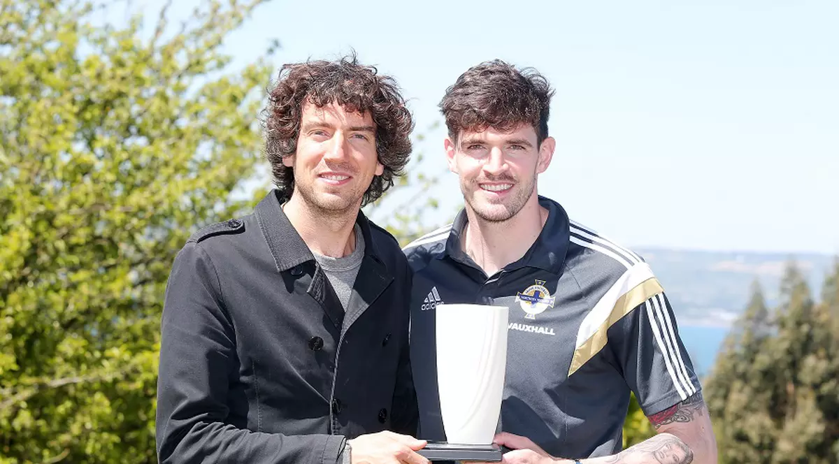 Nord-rlandezii se distrează: solistul Snow Patrol a dat un recital, apoi s-a antrenat cu echipa!