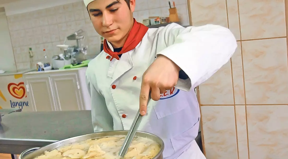 Tinerii vor o meserie! Află pentru ce domenii sunt cele mai multe locuri disponibile în învățământul profesional