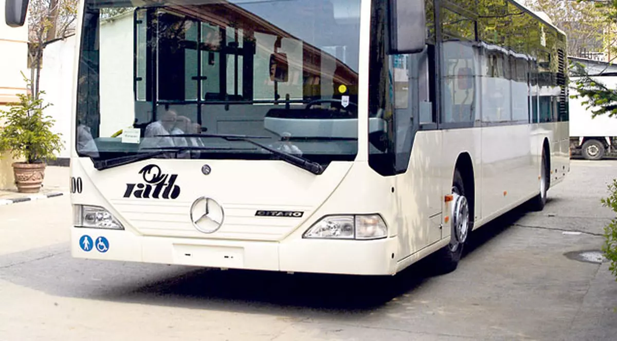 Director la RATB, hoţ de motorină! Șoferii, în frunte cu directorul, au furat jumătate din motorina pentru transportul în comun