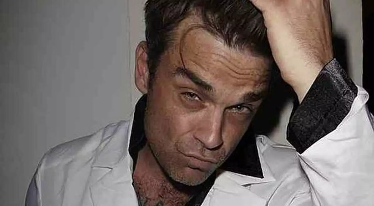 CE URÂT! Robbie Williams habar nu are cum se numeşte capitala noastră, deşi va cânta aici! A confundat România cu Serbia