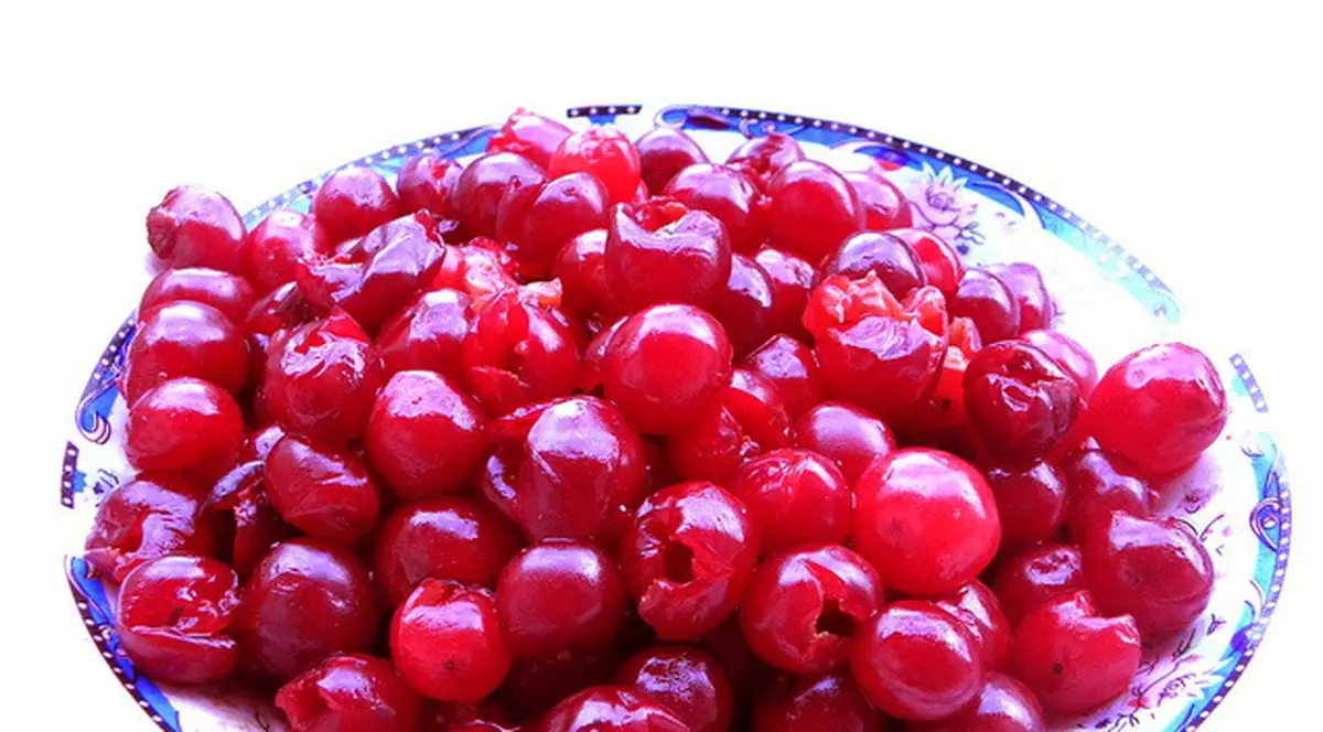 SUPER-TRUC! Cum scoți sâmburii cireșelor și vișinelor RAPID, cu un AC DE SIGURANȚĂ