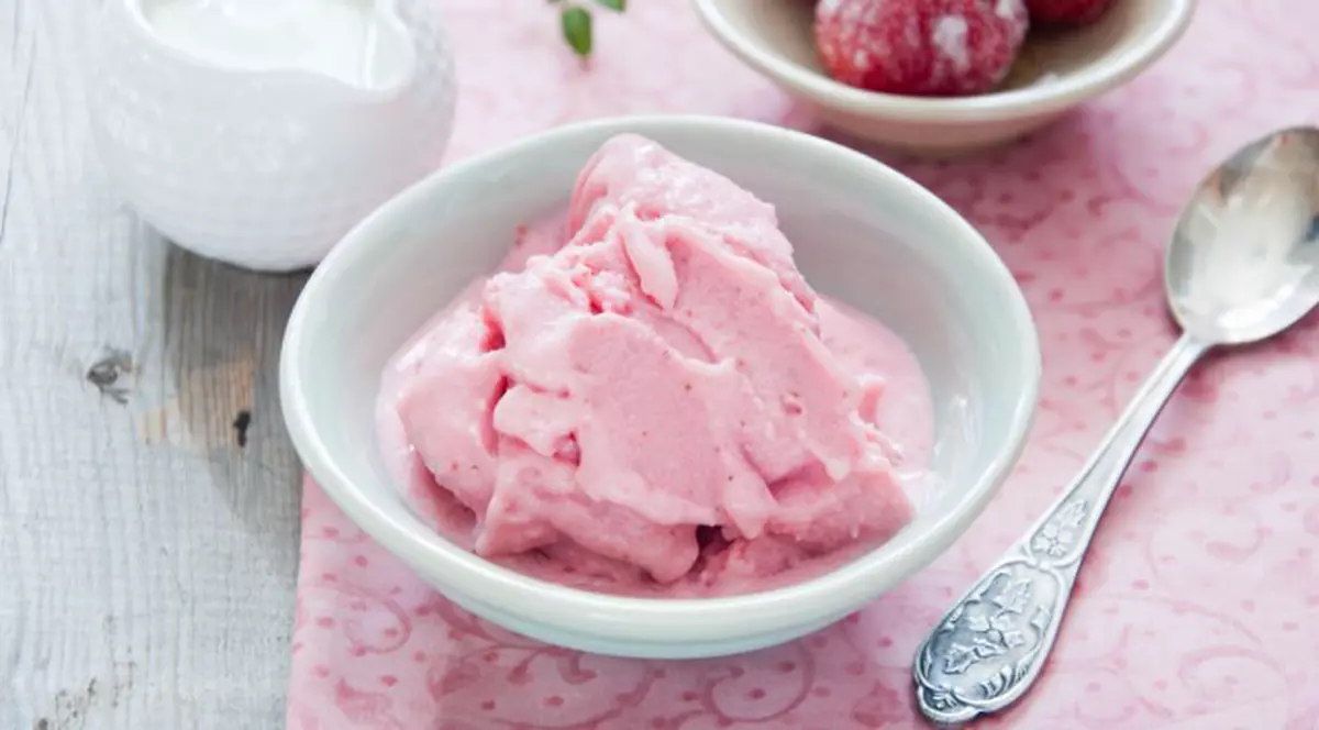 Iaurt îngheţat de căpşuni