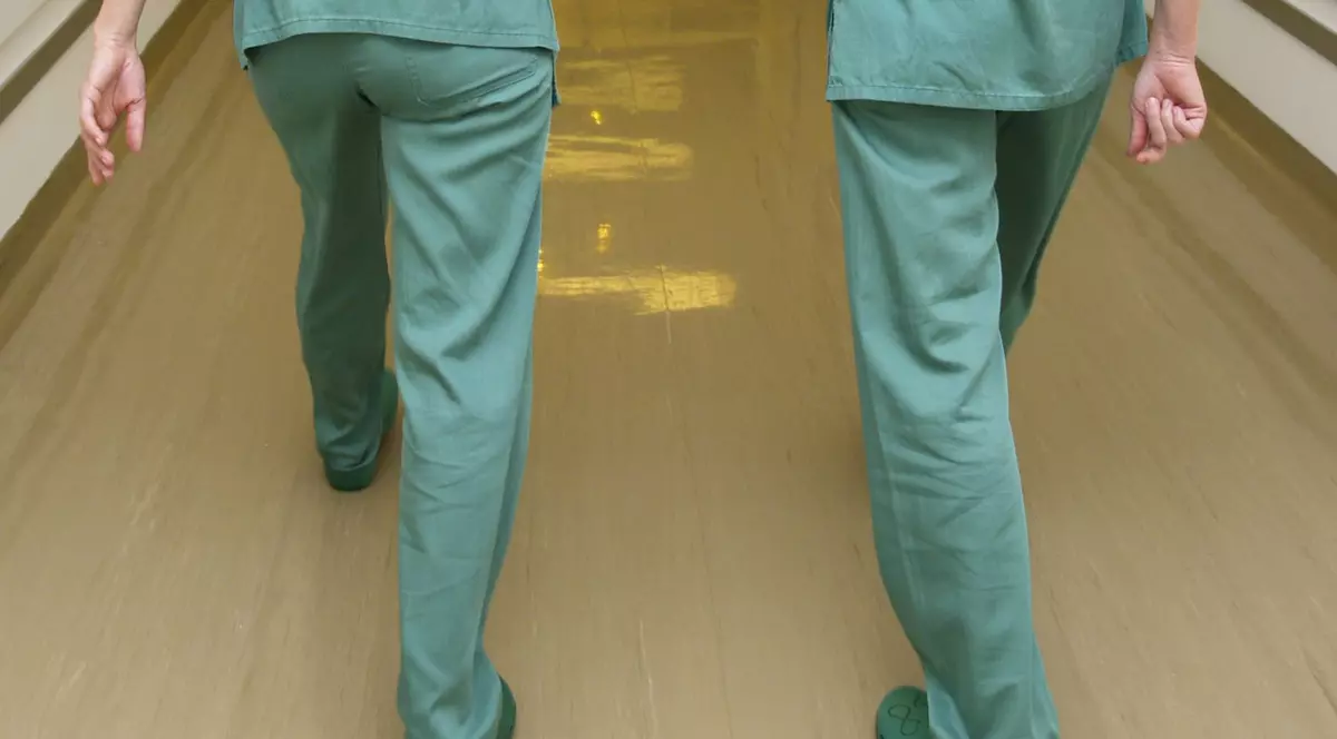 Se întâmplă în România. Mama disperată a unui copil BOLNAV, alungată de medic din cabinet: ”Valea afară!”