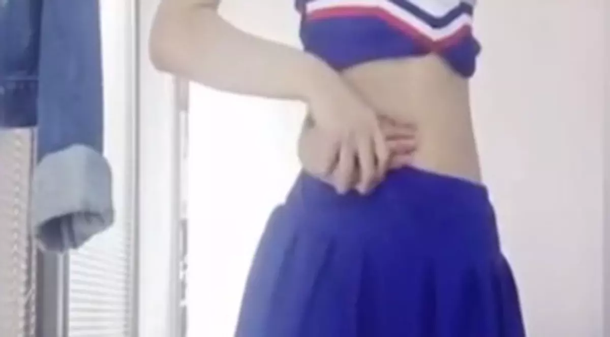 Mii de tinere puse să treacă TESTUL BURICULUI și apoi să pună imaginile pe internet | VIDEO