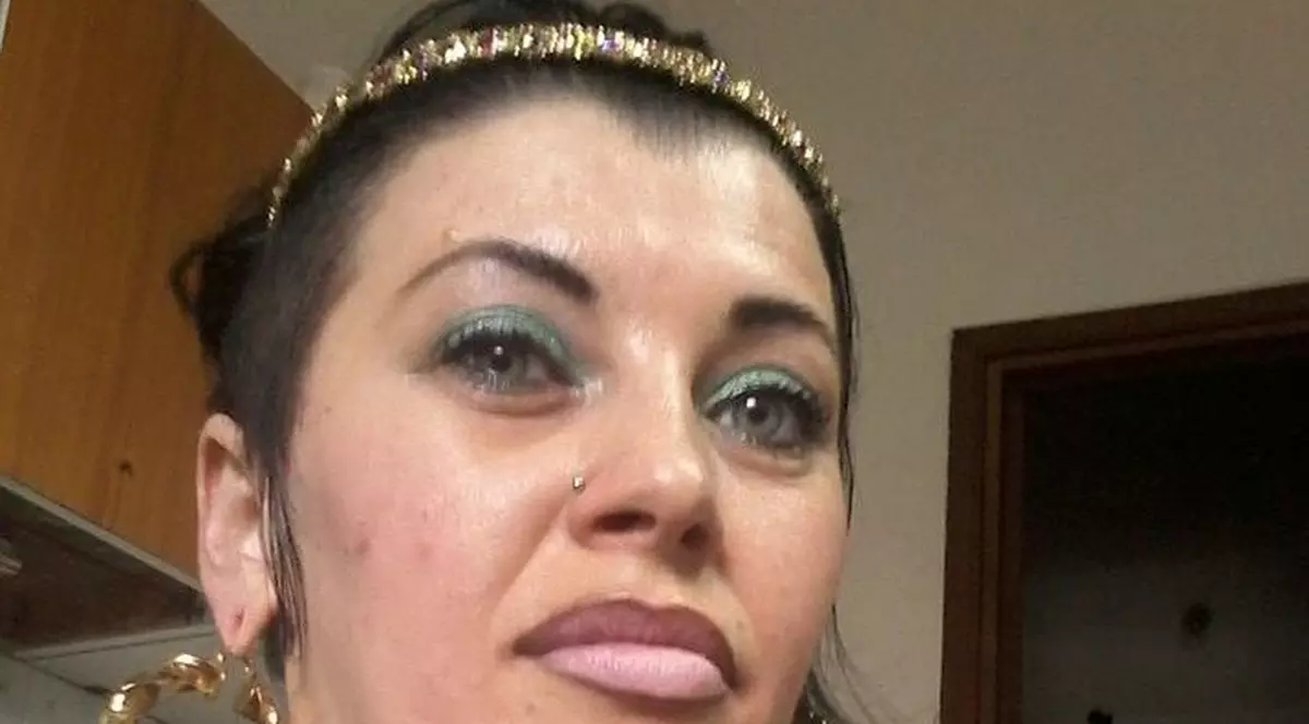 Femeia care a umilit o bătrână în Italia şochează din nou! Le-a arătat tuturor că fiica ei e VIRGINĂ