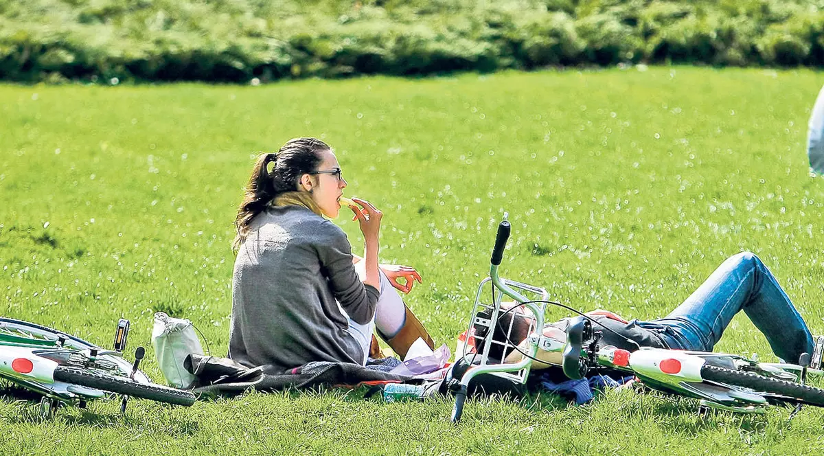 VREME CAPRICIOASĂ, scad temperaturile și plouă