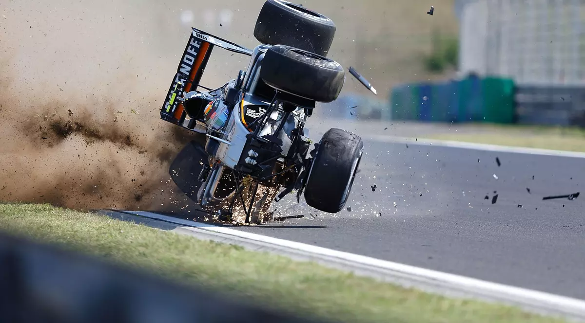 Accident spectaculos pe Hungaroring. Pilotul a scăpat ca prin minune | FOTO & VIDEO