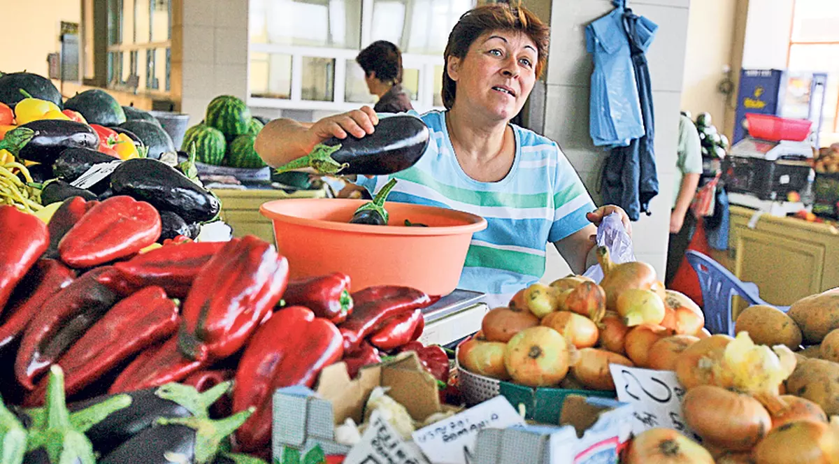 Statistica nu ne ține de foame! Prețurile au scăzut 12 luni la rând. Cumpărătorii însă zic că nu se simte nimic la buzunar