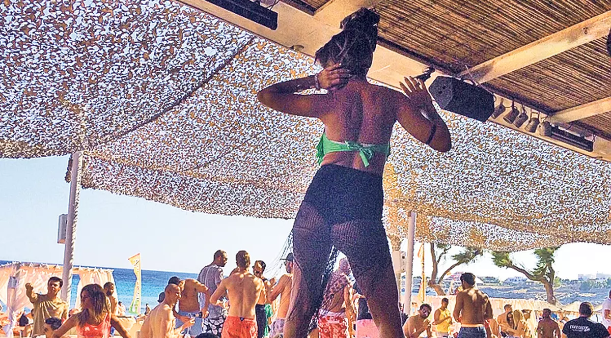 Reportaj Libertatea: Europa fierbe, Grecia petrece