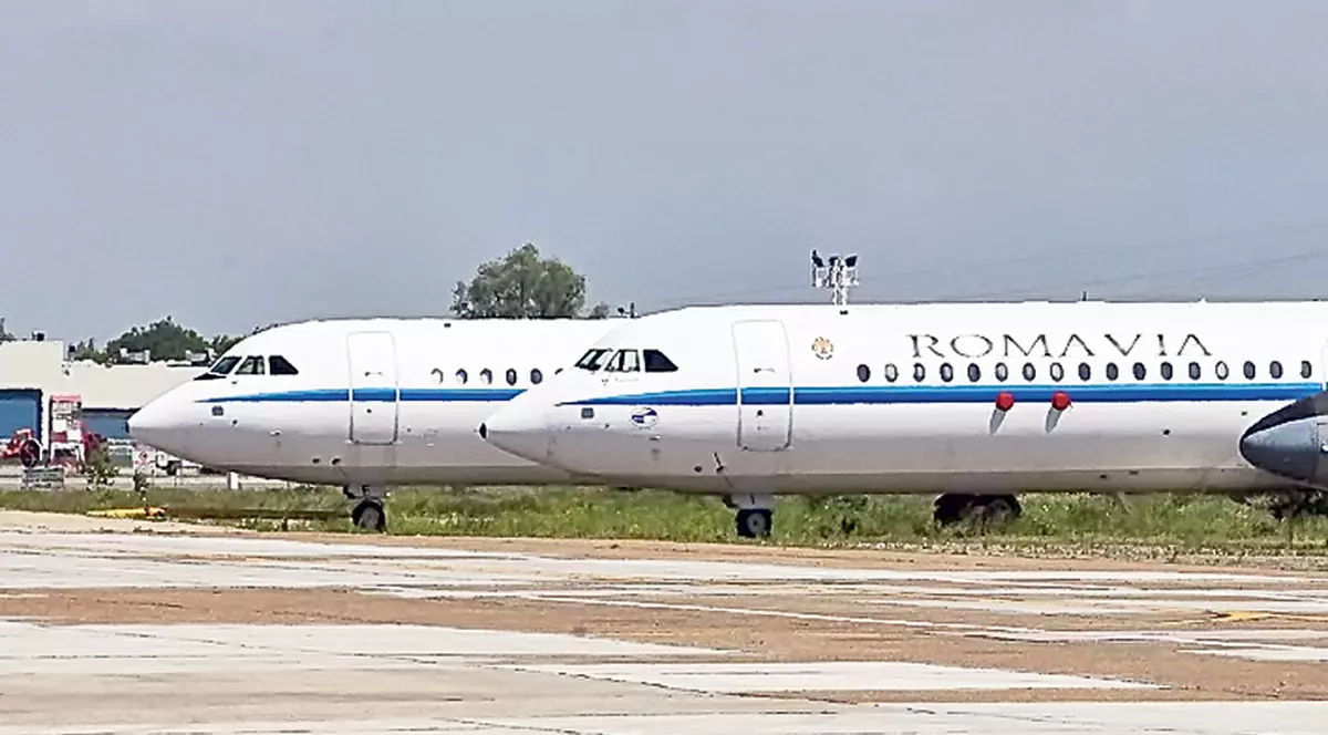 Controlorii de trafic țin avioanele la sol