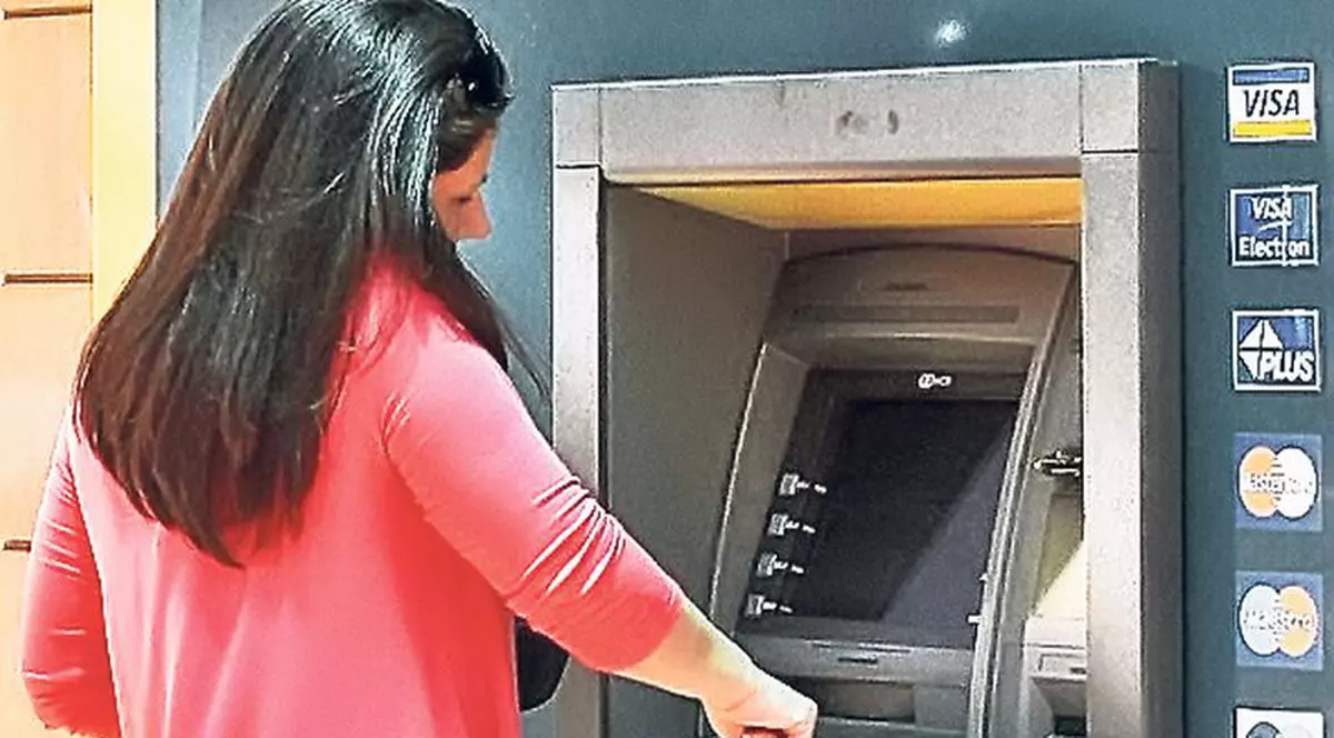 Cât te costă consultarea contului la ATM