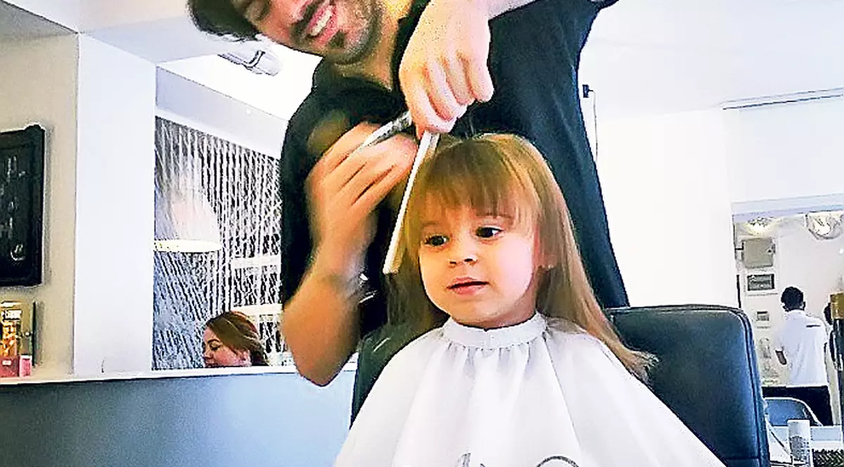 S-a tuns singură! Fiica de trei ani a Giuliei a descoperit foarfeca și a făcut prăpăd