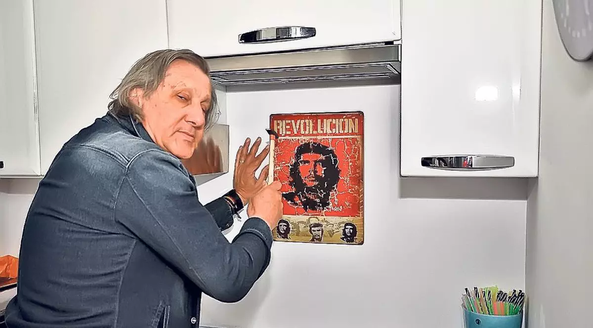 Ilie de la sculărie | Nasty a pus mâna pe ciocan şi a făcut singur-singurel ultimele retuşuri în apartamentul de vacanţă din Mamaia | FOTO 