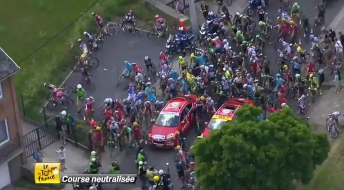 Căzătură masivă în Turul Franței. ^Fabian Cancellara se numără printre cei răniți, cursa a fost neutralizată