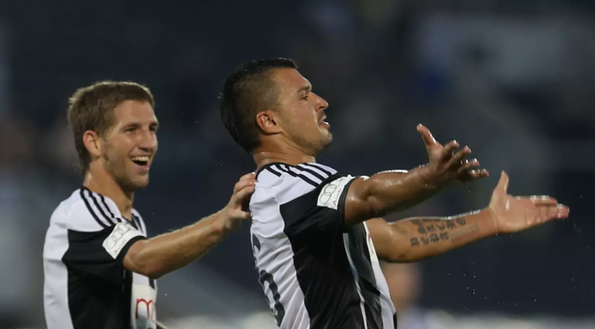 Atacantul bulgar Bojinov, de la Partizan Belgrad, e optimist: ”Steaua e slabă, putem să trece de români. Aici, toți turbează când aud de Steaua, de Steaua Roșie și de alte stele! E mobilizare maximă”. Tânărul ”briliant” Zivkovici: ”Nu jucăm la 0-0!”