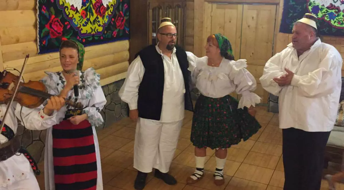 Piedone în vacanță. În IZMENE NU L-AI MAI VĂZUT PE PRIMAR!