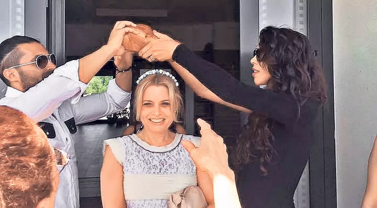 Nuntă ad-hoc! Pepe şi Raluca, naşi peste noapte la malul mării | FOTO