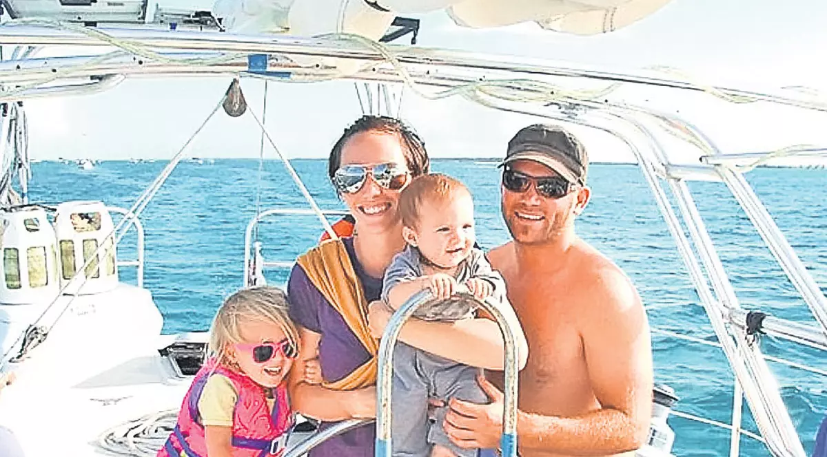 Cei mai mici marinari din Caraibe | Două canadience trăiesc în mijlocul Oceanului de când s-au născut