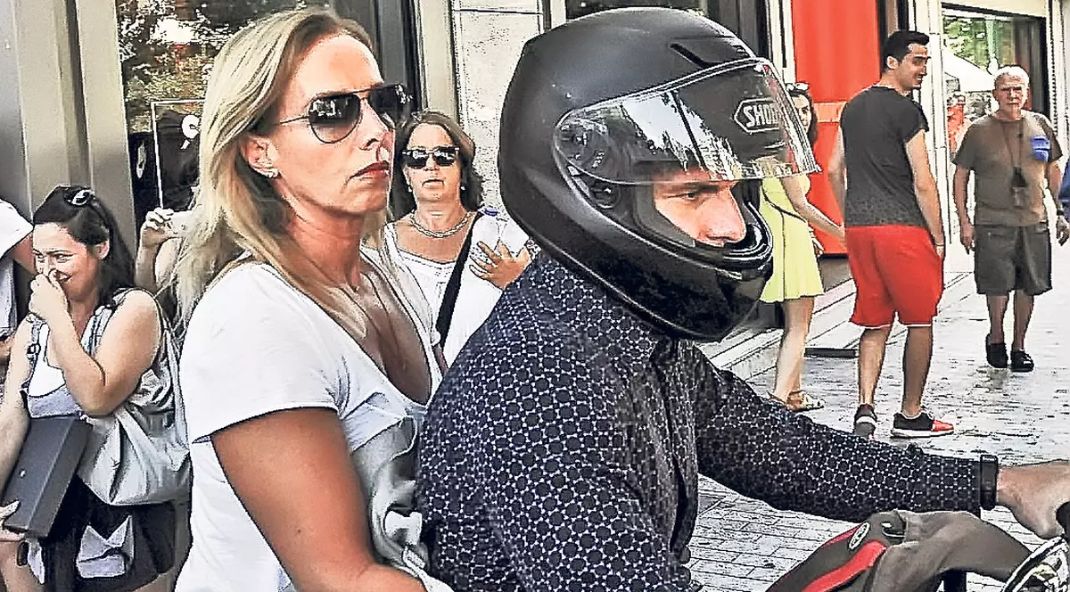 Fostul ministru de finanţe Yanis Varoufakis, îngenuncheat de o femeie