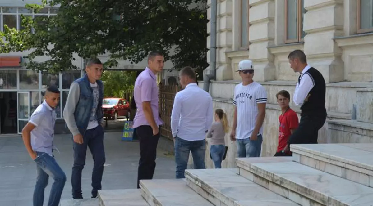 Bunicul fetei violate nu-şi găseşte liniştea de când nepoata lui a fost batjocorită: "Trebuie pedepsiţi ca ucigaşii"