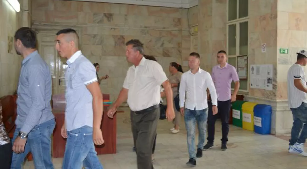 Decizia luată în privinţa violatorilor din Vaslui, după ce sătenii din Văleni au ameninţat jurnaliştii