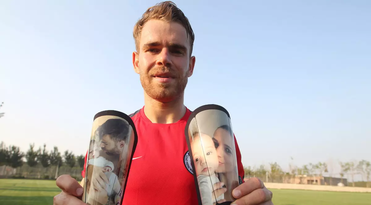 Bicfalvi i-a impresionat pe chinezi cu apărătorile imprimate cu chipul soţiei şi al bebeluşului