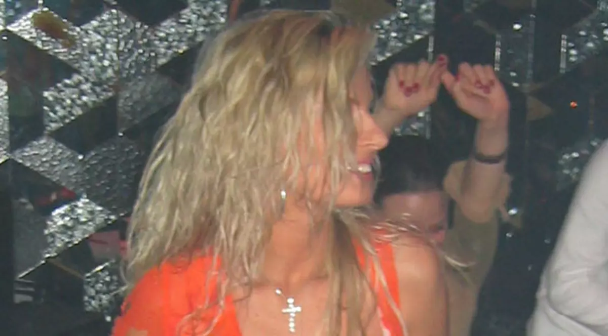 Iată de ce Andreea Bănică nu vrea să mai vadă poze vechi! Vedeta a fost surprinsă cu vedere la ”păsărică”