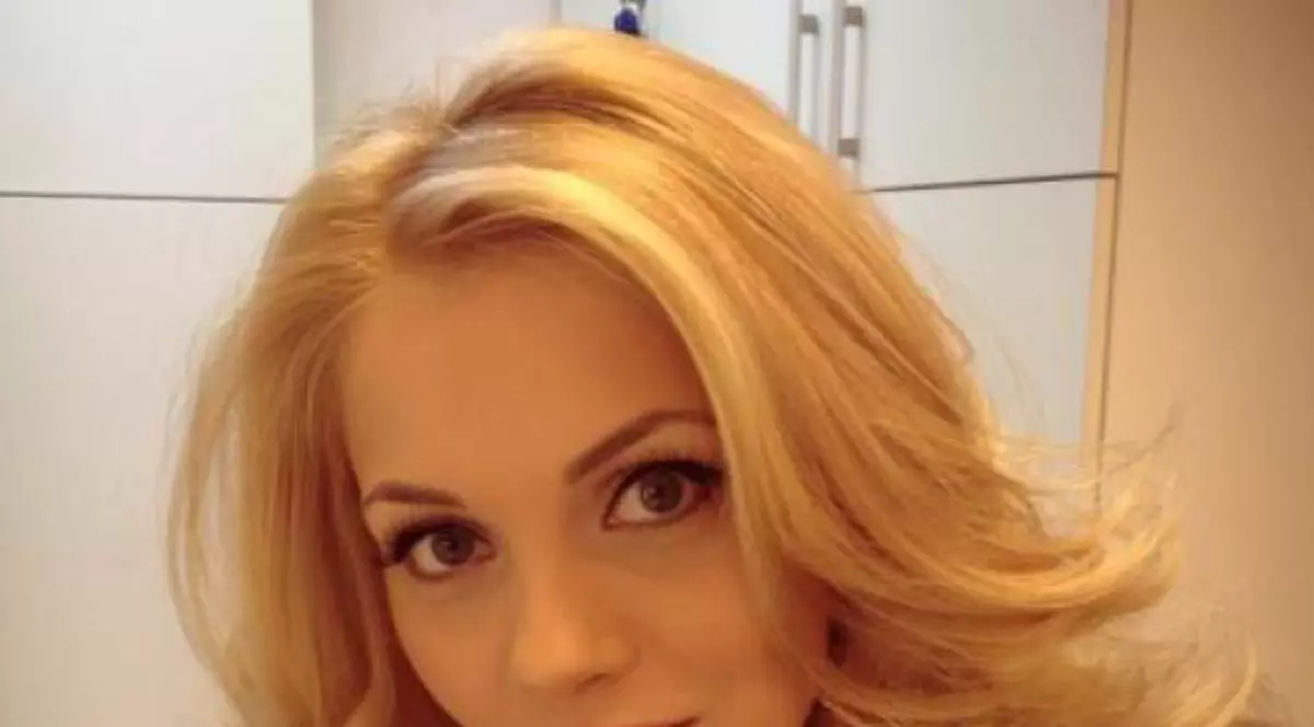 CUM SĂ-I REDAI PĂRULUI TĂU VOLUMUL ÎN DOAR CÂTEVA MINUTE. IATĂ CE TRUC FOLOSEŞTE ANDREEA IBACKA!