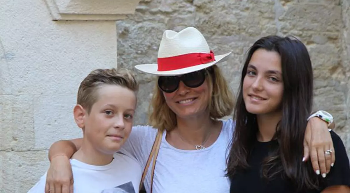 Andreea Esca și-a dus copiii în vacanță la bunici.În Franța.