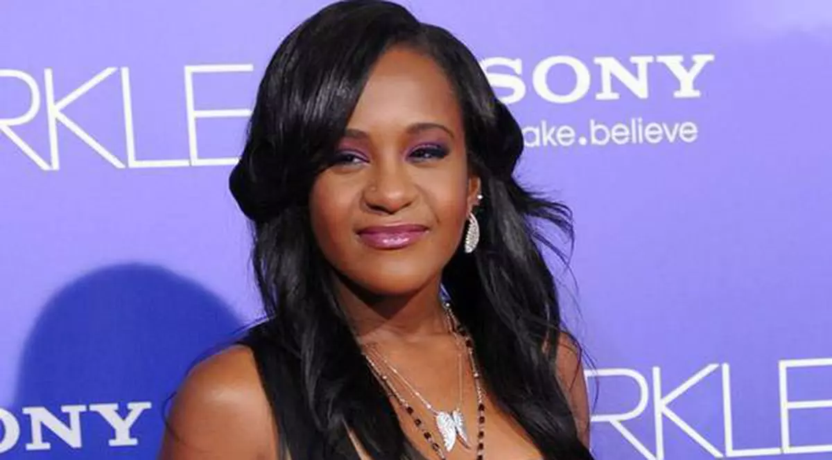 E INCREDIBIL ce puteau face rudele lui Bobbi Kristina în timp ce aceasta se afla în comă