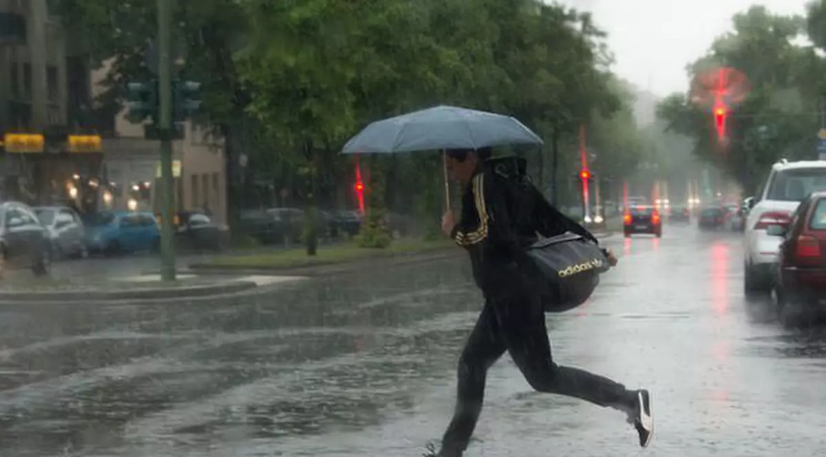 PROGNOZA METEO. Ploi sub formă de aversă și căderi de grindină