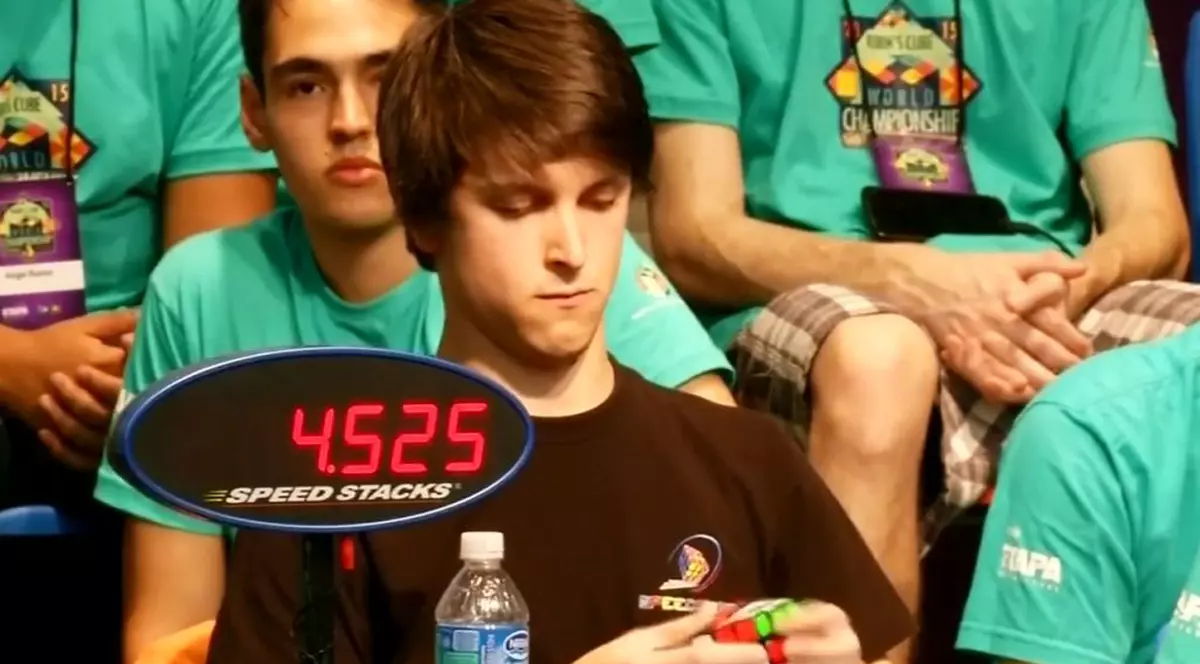 A câştigat titlul mondial la rezolvarea cubului Rubik pentru a doua oară, la numai 19 ani | VIDEO