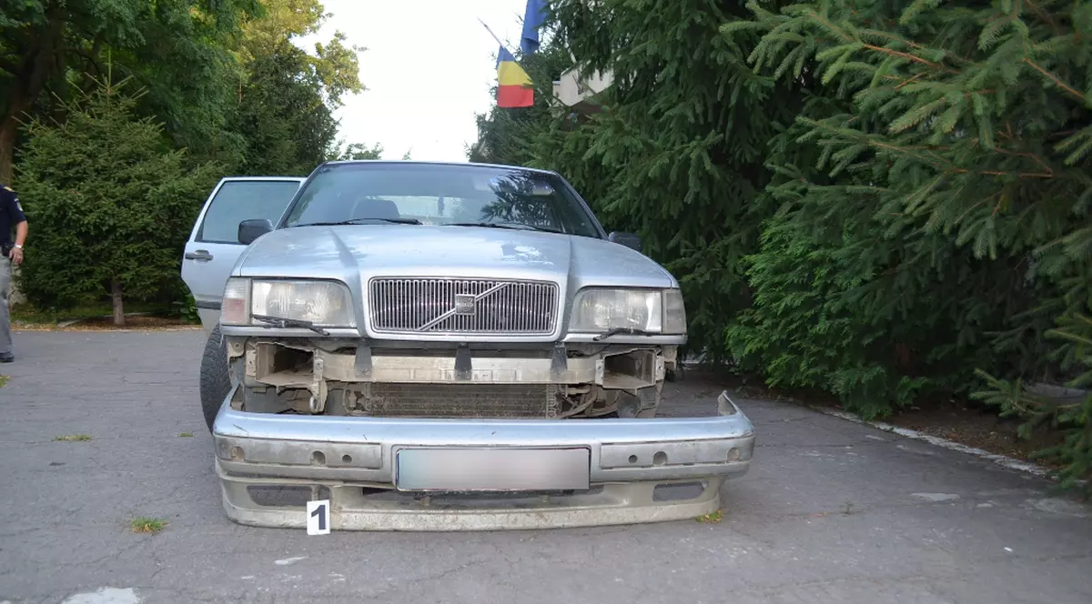 Și-a ”tunat” mașina cu mii de țigarete de contrabandă