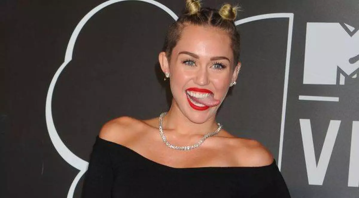 INTERZIS MINORILOR! Miley Cyrus, filmată în timp ce îşi făcea de cap cu o femeie, într-o parcare | VIDEO