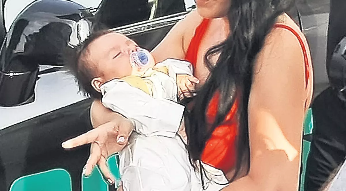 Parada decolteurilor în biserică | Andreea Mantea, în lacrimi la botezul fiului său