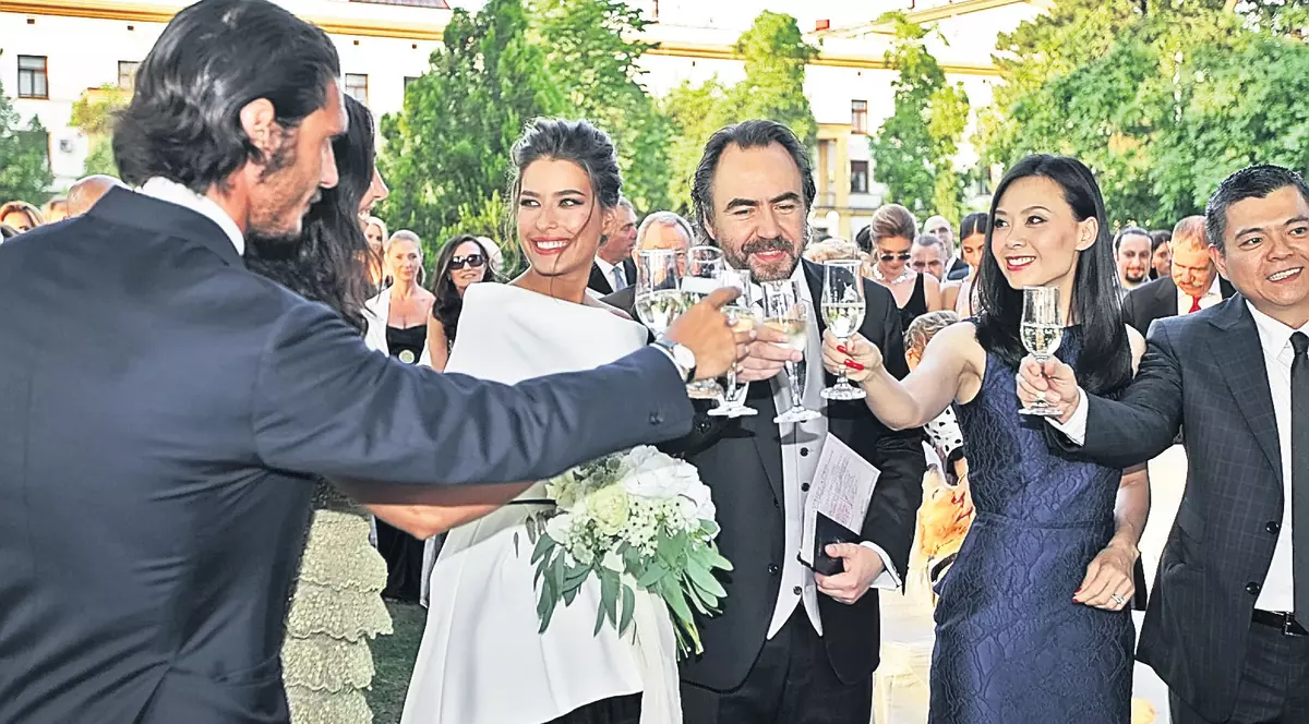 Bobby și Alice Păunescu, alături de invitați, au dansat desculți la «nunta anului» | EXCLUSIV