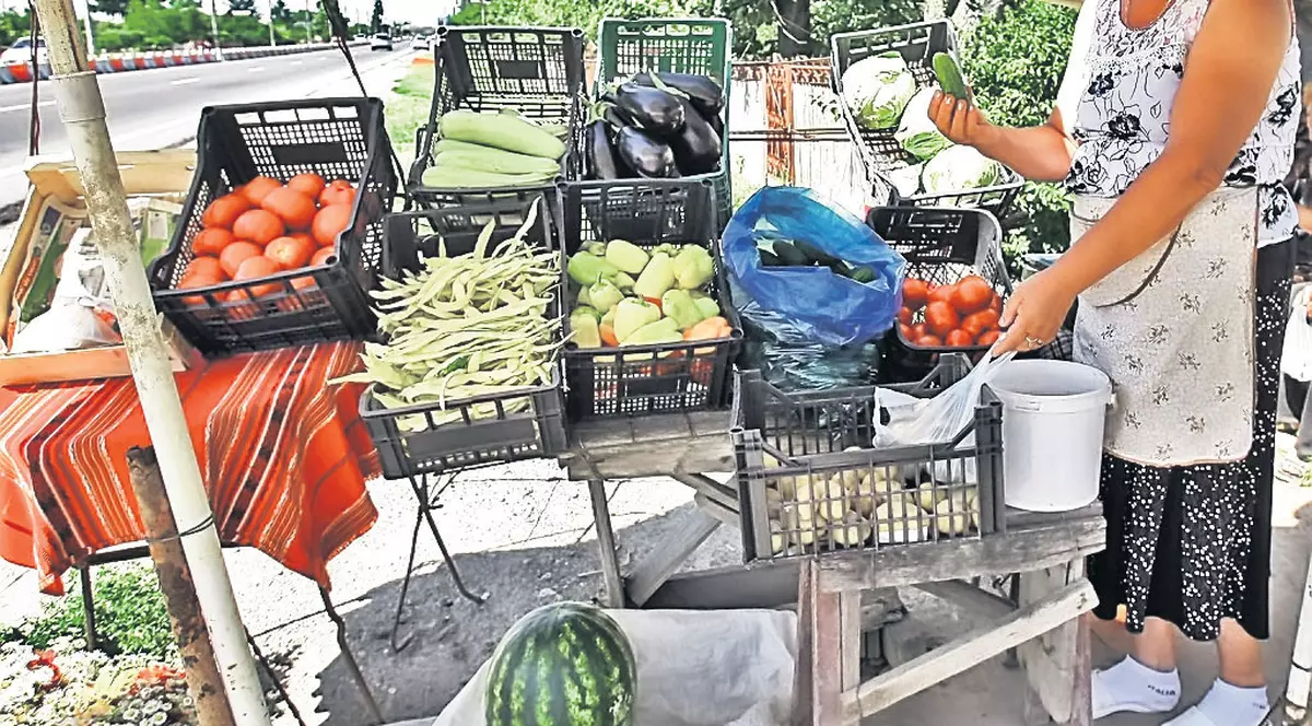 Comercianții care-și vând marfa pe marginea drumului se plâng că nu mai au clienți