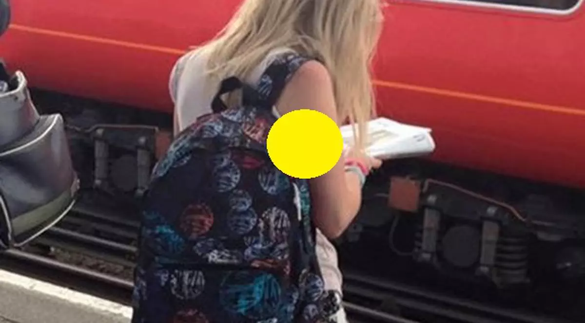 Ce credeți că ascunde această tânără în rucsac? Gurile rele spun că este vorba despre un obiect rușinos 