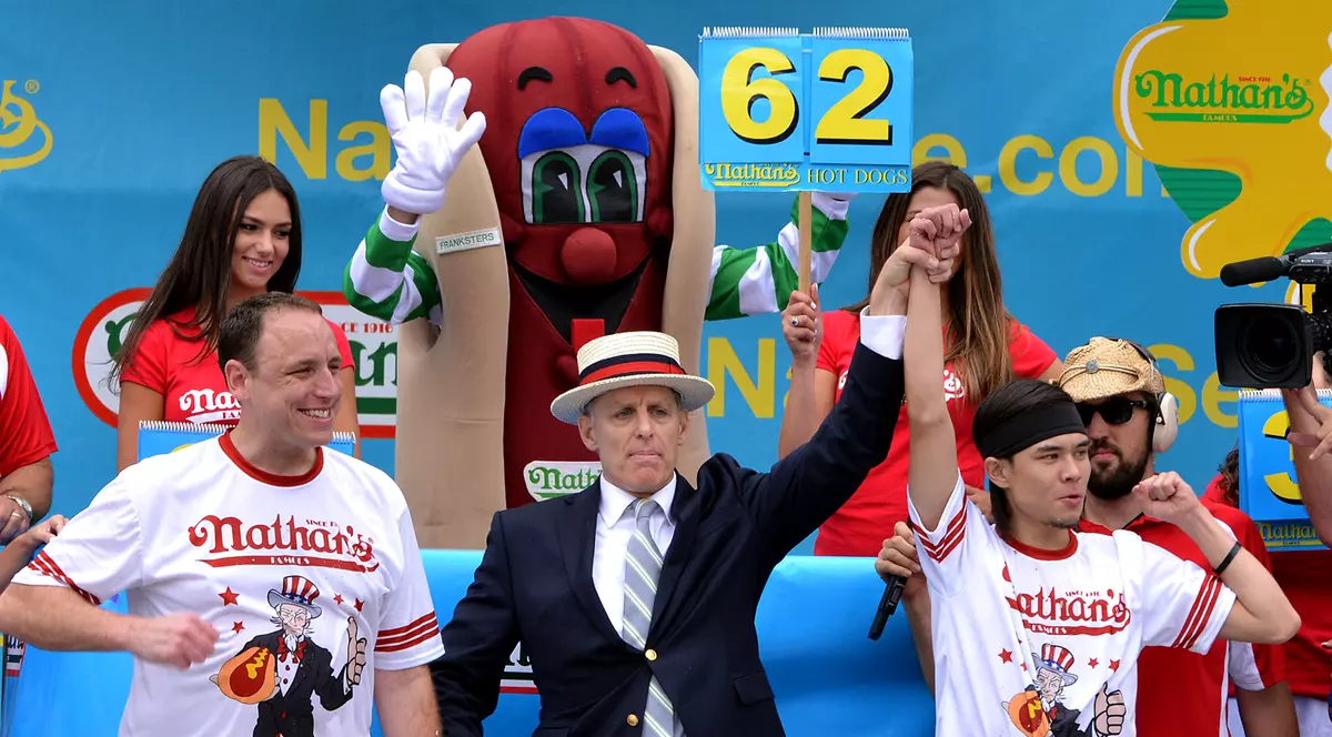 Am văzut-o și p-asta! A înfulecat 62 de hot-dogs în 10 minute și a câștigat 10.000 $!