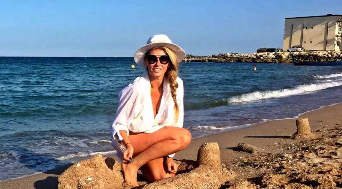 Andreea Bănică face plajă într-un sutien neîncăpător pentru sânii ei. Cine a păzit-o pe vedetă | FOTO