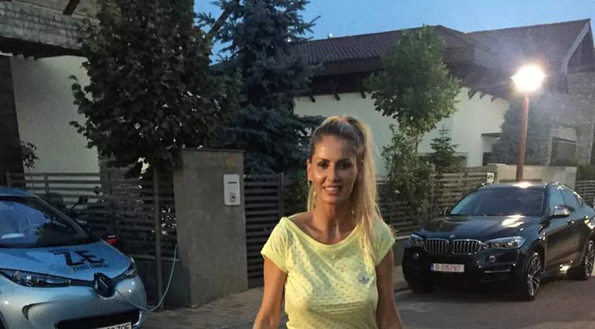 Ce îi răspunde Andreea Bănică unui fan care are BUCURII LA SÂNII EI