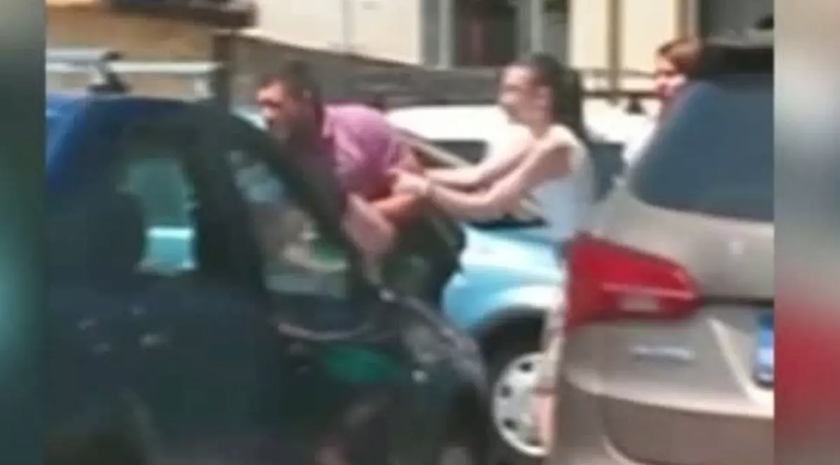Scandal la BACALAUREAT! Soţia şi fiicele unui BARON local s-au luat la BĂTAIE cu procurorul, la BAC | VIDEO