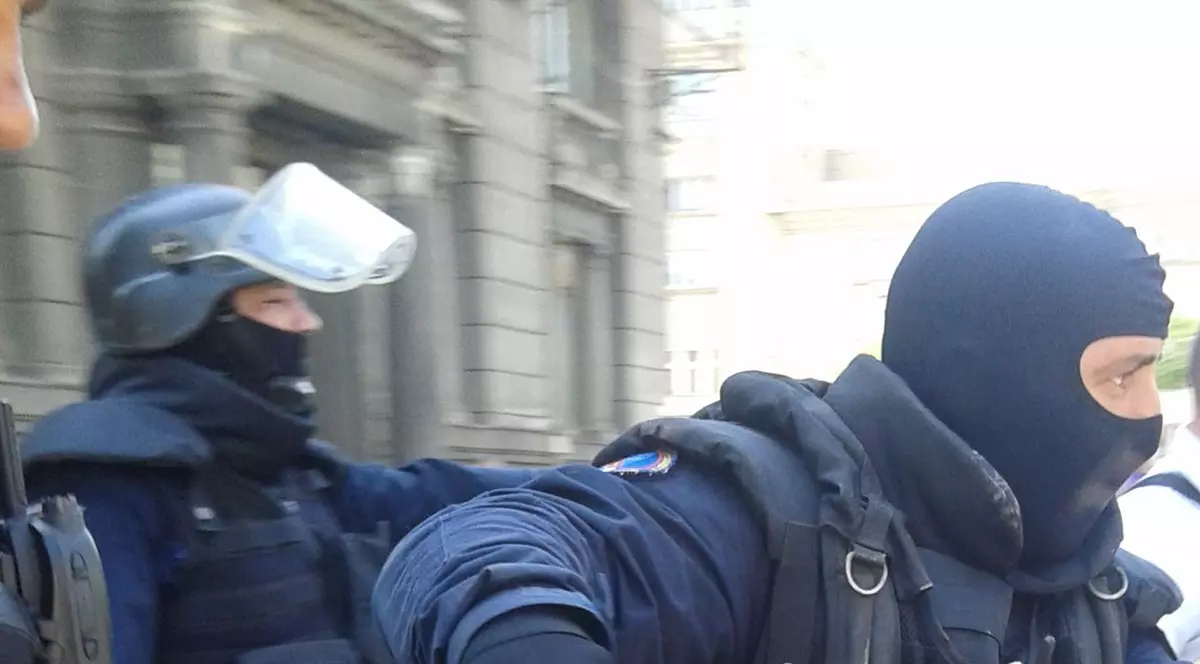 EXCLUSIV! „Bruce Lee”, liderul boschetarilor de la Gara de Nord, ridicat din canal, pentru trafic de droguri