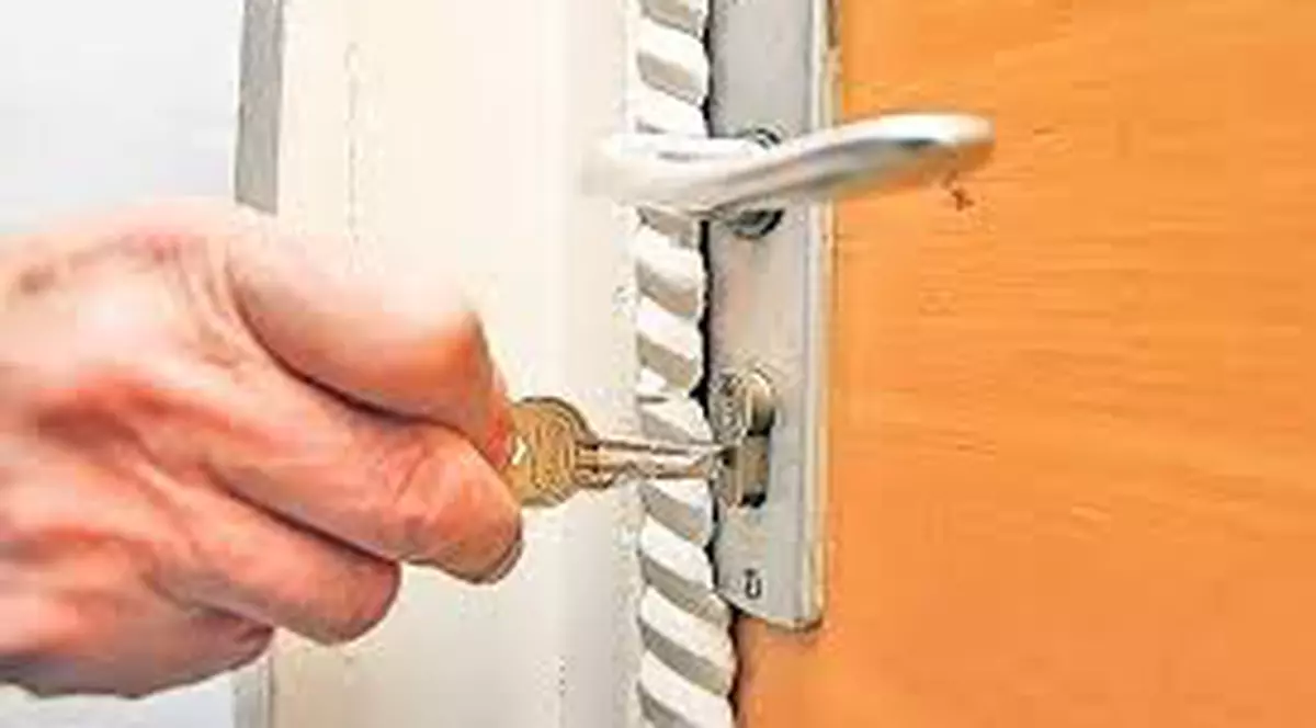 Decizie incredibilă a unui primar! Scoate case la vânzare cu un euro!