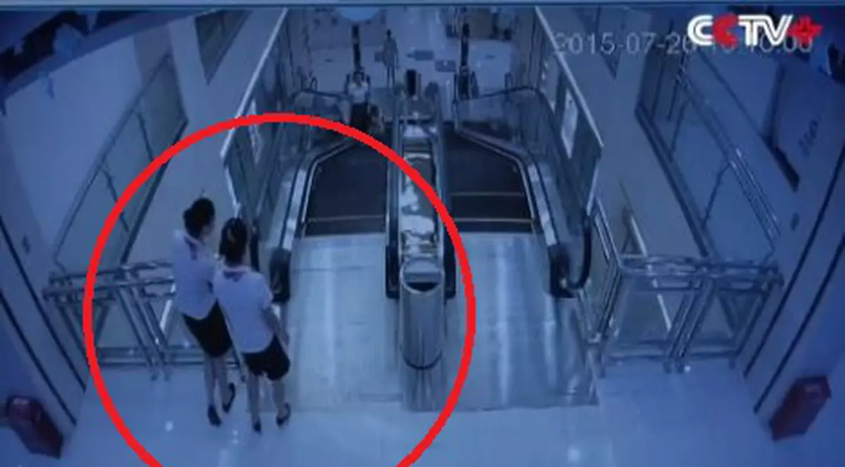 De necrezut! Cum putea fi salvată femeia care a fost "înghițită" de scările rulante! Moartea i-a fost filmată! | VIDEO