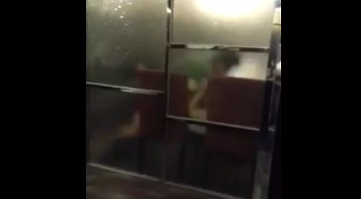 VIDEO Reacţia CIUDATĂ a unei ospătăriţe, când a văzut că doi clienţi fac sex în restaurant