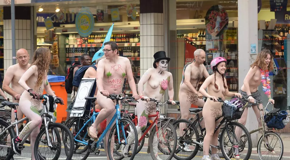 Biciclist eliminat de la o cursă în pielea goală! Motivul e incredibil